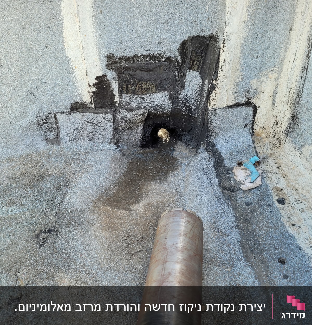 צינור מתכת על גג עם איטום ביטומני